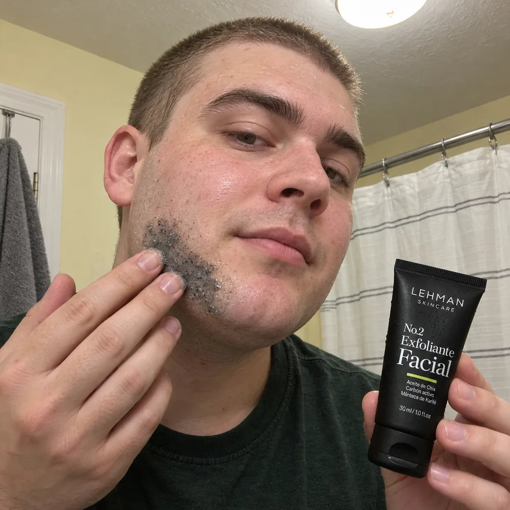 Cliente usando Exfoliante Facial Lehman