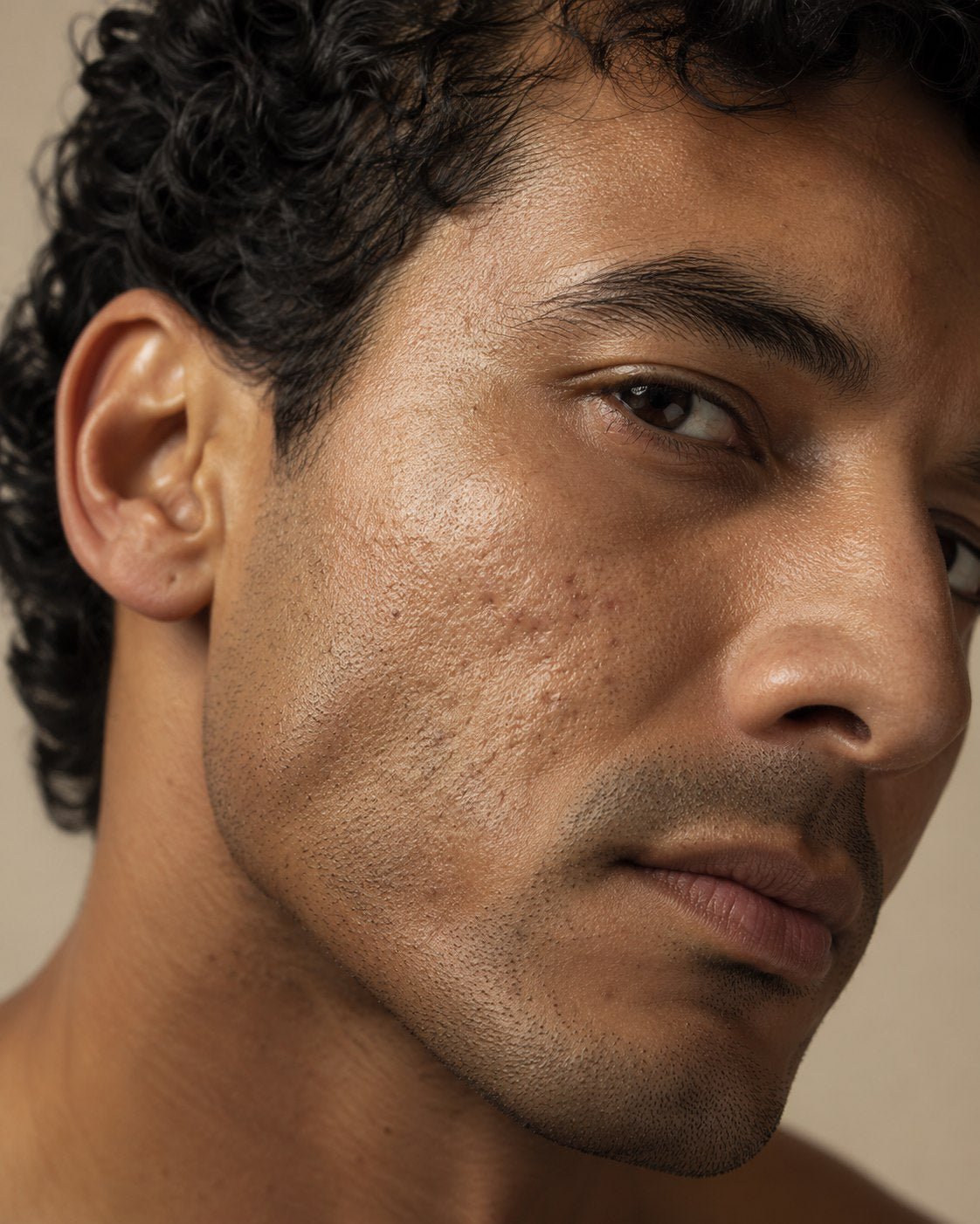 Rostro masculino con textura de piel irregular